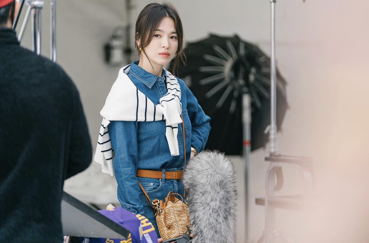 Song Hye Kyo phim mới  Song Hye Kyo vừa diện đồ tiền tỷ đã vội &quot;quay xe&quot; với áo Zara, soi giá rổ mà giật mình - Ảnh 2.