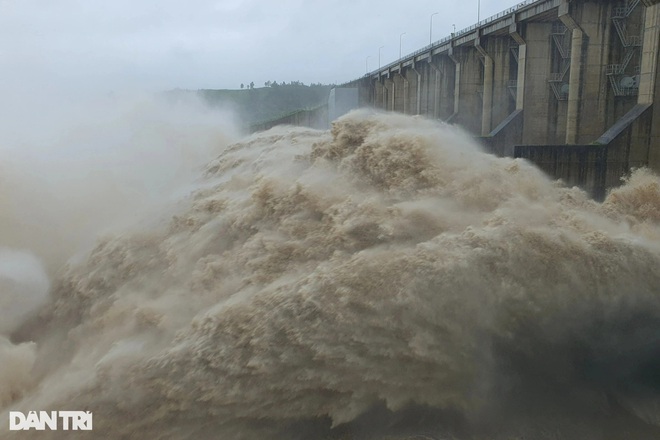Những hình ảnh khó quên trong 3 ngày mưa lớn tại miền Trung: Ô tô &quot;cưỡi&quot; nước lũ, thủy điện xả kinh hoàng, dân lội lũ vẫy tay gọi cứu trợ - Ảnh 4.