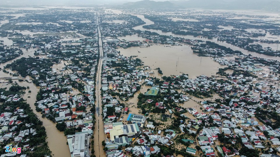 Những hình ảnh khó quên trong 3 ngày mưa lớn tại miền Trung: Ô tô &quot;cưỡi&quot; nước lũ, thủy điện xả kinh hoàng, dân lội lũ vẫy tay gọi cứu trợ - Ảnh 1.