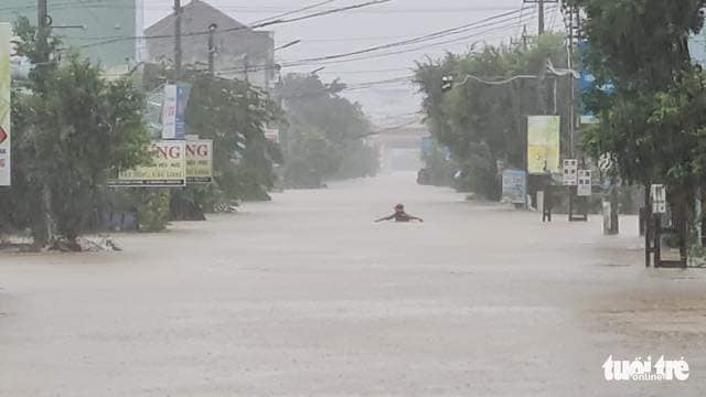 Những hình ảnh khó quên trong 3 ngày mưa lớn tại miền Trung: Ô tô &quot;cưỡi&quot; nước lũ, thủy điện xả kinh hoàng, dân lội lũ vẫy tay gọi cứu trợ - Ảnh 13.