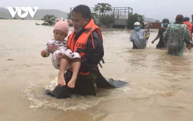 Những hình ảnh khó quên trong 3 ngày mưa lớn tại miền Trung: Ô tô &quot;cưỡi&quot; nước lũ, thủy điện xả kinh hoàng, dân lội lũ vẫy tay gọi cứu trợ - Ảnh 10.