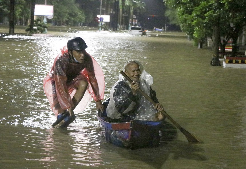Những hình ảnh khó quên trong 3 ngày mưa lớn tại miền Trung: Ô tô &quot;cưỡi&quot; nước lũ, thủy điện xả kinh hoàng, dân lội lũ vẫy tay gọi cứu trợ - Ảnh 8.