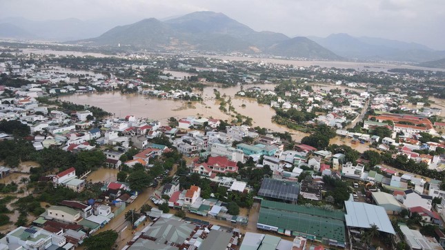 Những hình ảnh khó quên trong 3 ngày mưa lớn tại miền Trung: Ô tô &quot;cưỡi&quot; nước lũ, thủy điện xả kinh hoàng, dân lội lũ vẫy tay gọi cứu trợ - Ảnh 2.