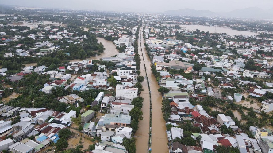 Những hình ảnh khó quên trong 3 ngày mưa lớn tại miền Trung: Ô tô &quot;cưỡi&quot; nước lũ, thủy điện xả kinh hoàng, dân lội lũ vẫy tay gọi cứu trợ - Ảnh 3.