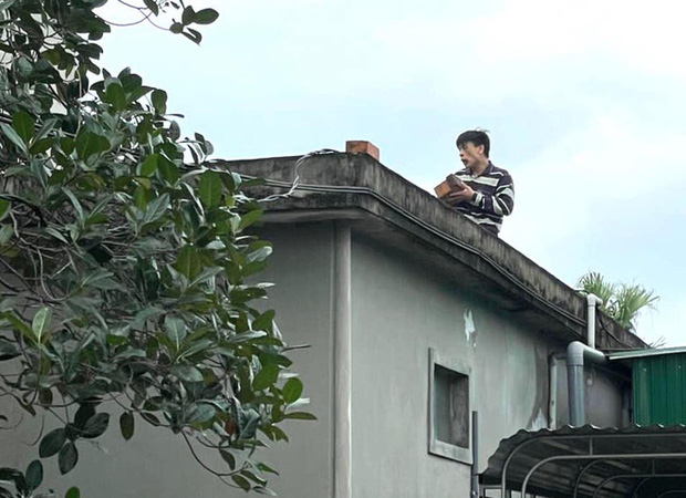 Tài xế 'ngáo đá' cướp ô tô chạy từ Hà Nội vào Hà Tĩnh rồi leo lên mái nhà dân - Ảnh 2.