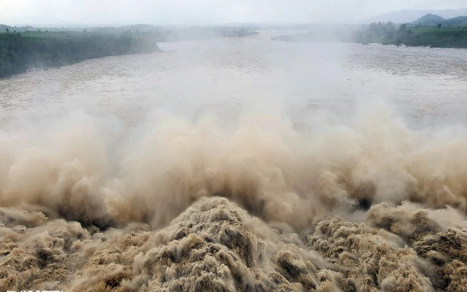 Những hình ảnh khó quên trong 3 ngày mưa lớn tại miền Trung: Ô tô &quot;cưỡi&quot; lũ, thủy điện xả kinh hoàng, dân lội nước vẫy tay gọi cứu trợ