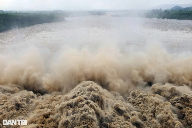 Những hình ảnh khó quên trong 3 ngày mưa lớn tại miền Trung: Ô tô &quot;cưỡi&quot; nước lũ, thủy điện xả kinh hoàng, dân lội lũ vẫy tay gọi cứu trợ - Ảnh 5.