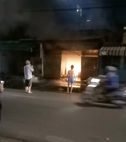 TP.HCM: Nam thanh niên nghi đốt nhà rồi bỏ chạy, sau đó quay lại hiện trường ngó nghiêng thì bị cảnh sát vây bắt - Ảnh 1.