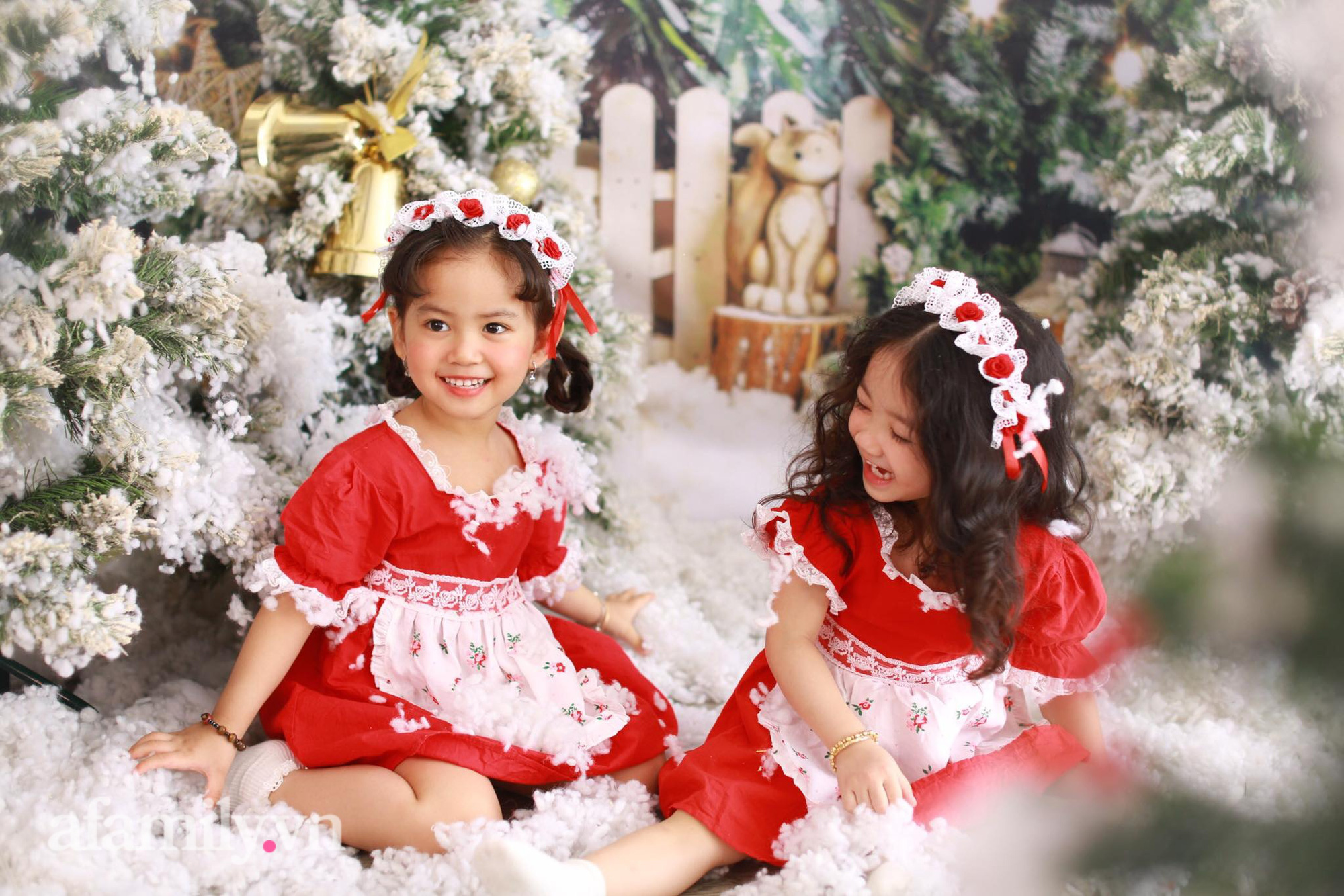 Mùa Noel đã đến và bộ ảnh chụp 2 bé gái của chúng ta là món quà ý nghĩa trong dịp này! Cùng xem họ lấp lánh trong những bộ đồ đầy phấn khích và sẵn sàng đón chào mùa giáng sinh nhé!
