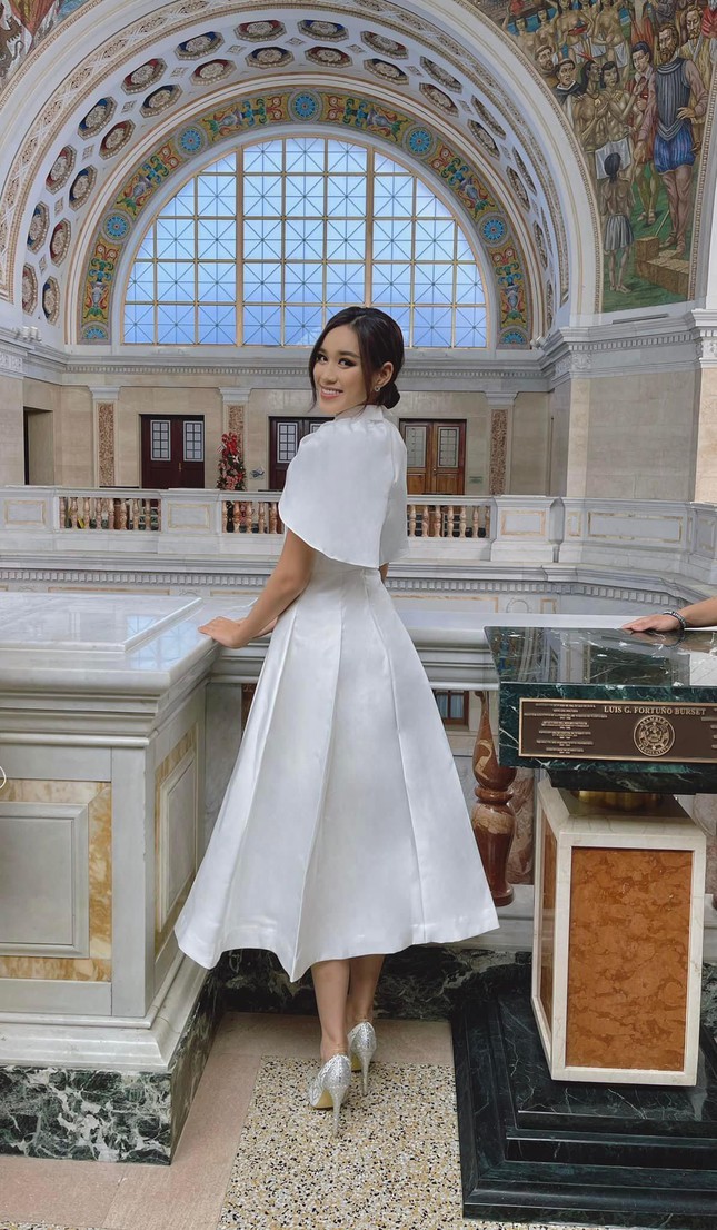 Đỗ Thị Hà tung ảnh diện váy trắng tinh khôi, cập nhật phần thi ở Miss World - Ảnh 2.