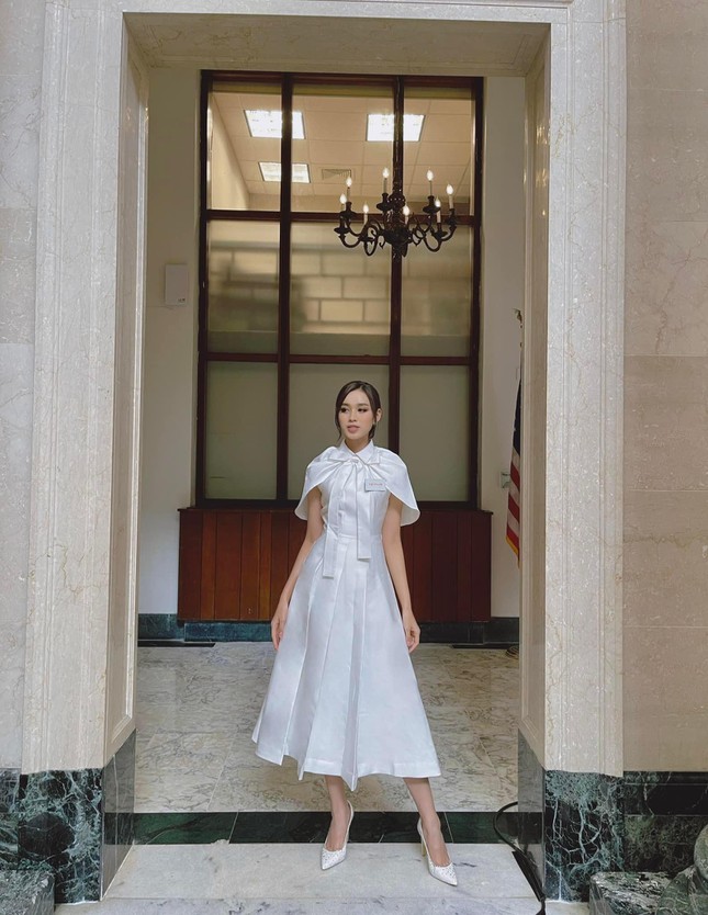 Đỗ Thị Hà tung ảnh diện váy trắng tinh khôi, cập nhật phần thi ở Miss World - Ảnh 3.