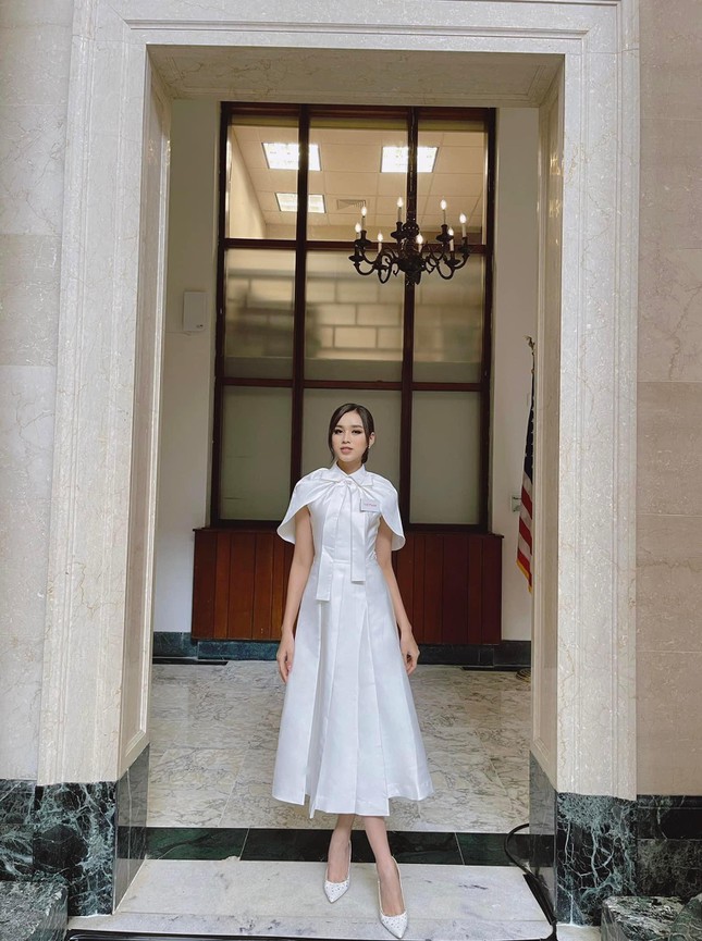 Đỗ Thị Hà tung ảnh diện váy trắng tinh khôi, cập nhật phần thi ở Miss World - Ảnh 4.