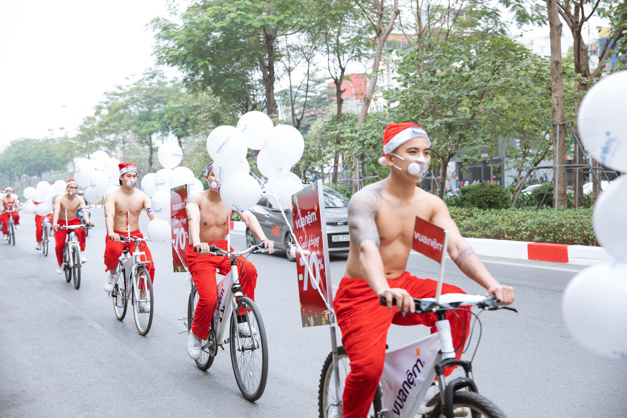 Bất chấp giá lạnh, dàn trai 6 múi không biết ở đâu ra lại muốn đốt cháy mùa đông Hà Nội - Ảnh 5. Bất chấp giá lạnh, dàn trai 6 múi không biết ở đâu ra lại muốn đốt cháy mùa đông Hà Nội - Ảnh 5.