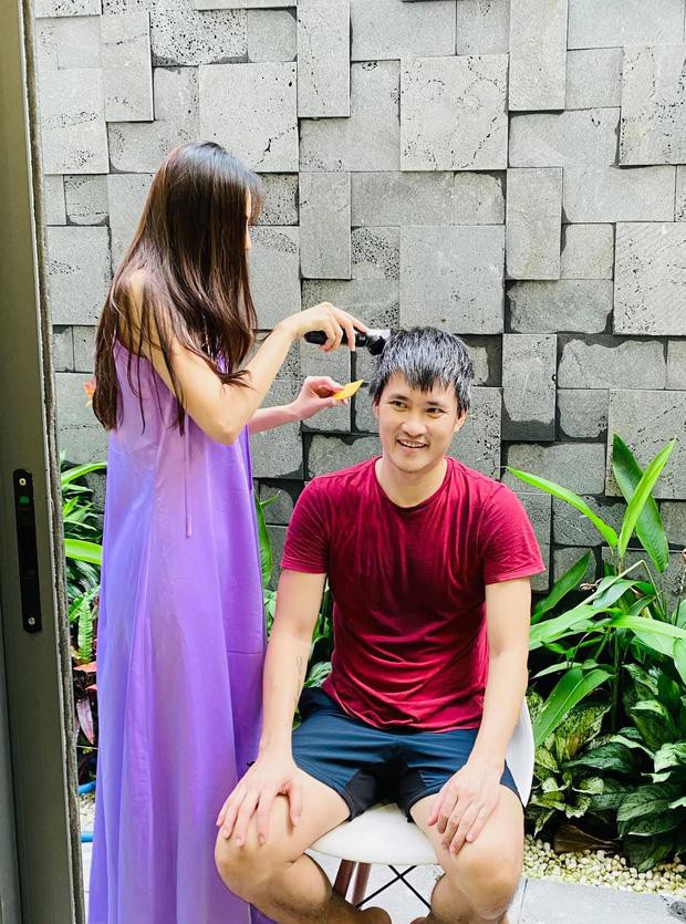 Thủy Tiên tiếp tục lộ dấu hiệu mang thai qua hành động cố tình che vòng 2? - Ảnh 3.