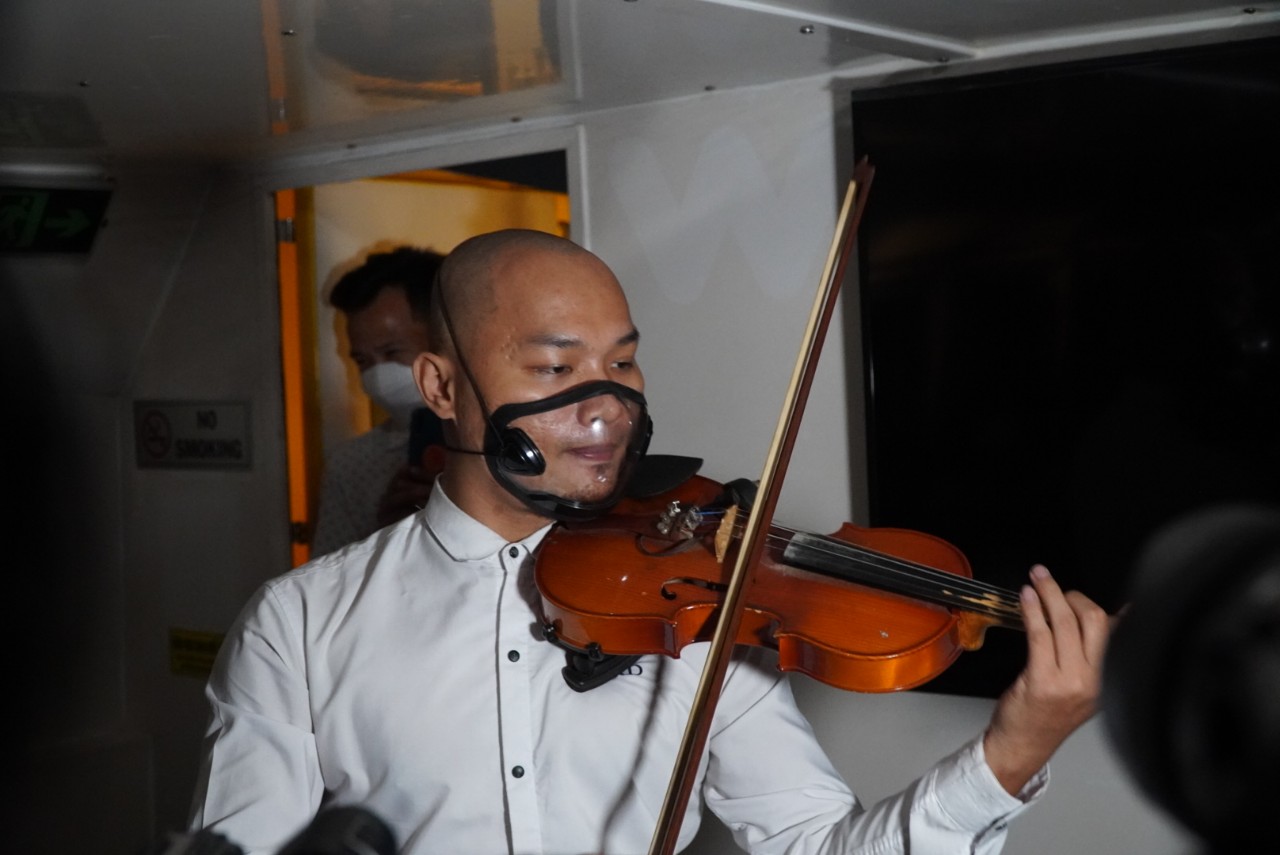 Ngắm TP HCM về đêm và thưởng thức âm nhạc trên buýt sông với giá 15.000 đồng - Ảnh 5.