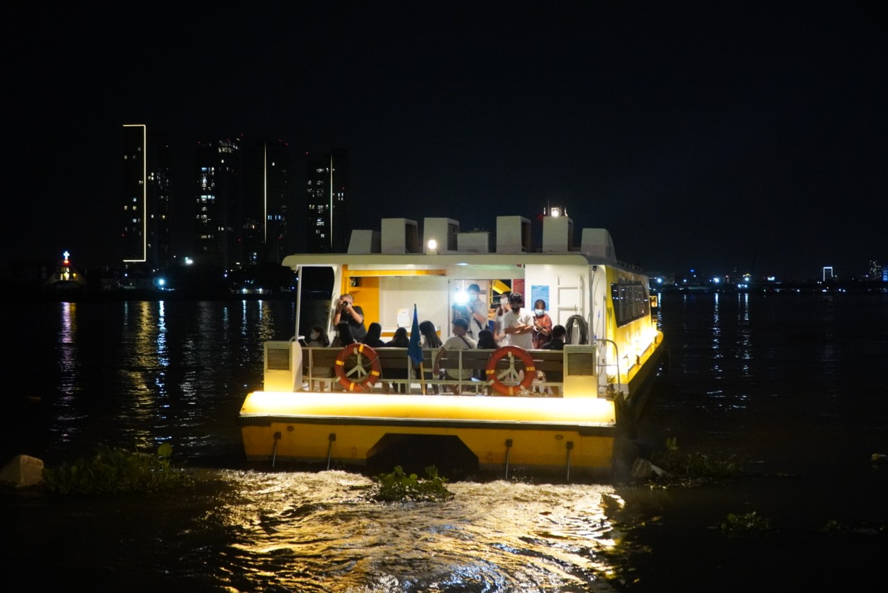 Ngắm TP HCM về đêm và thưởng thức âm nhạc trên buýt sông với giá 15.000 đồng - Ảnh 4.