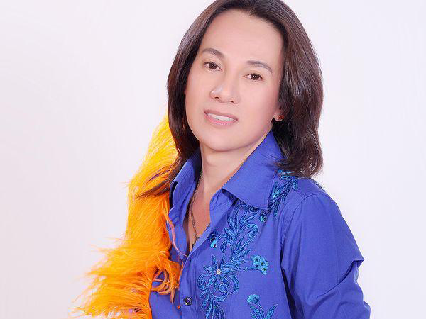 Nhói lòng hình ảnh con trai và vợ thất thần ôm tro cốt của nam nghệ sĩ Việt vừa qua đời vì Covid-19 - Ảnh 3. Nhói lòng hình ảnh con trai và vợ thất thần ôm tro cốt của nam nghệ sĩ Việt vừa qua đời vì Covid-19 - Ảnh 3.