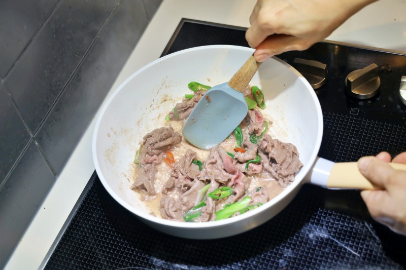 M&oacute;n n&agrave;y quen thuộc v&ocirc; c&ugrave;ng, thường xuy&ecirc;n ăn th&igrave; vừa trẻ l&acirc;u lại tốt đủ đường cho chị em! - Ảnh 4.