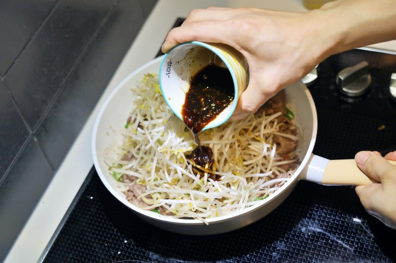 M&oacute;n n&agrave;y quen thuộc v&ocirc; c&ugrave;ng, thường xuy&ecirc;n ăn th&igrave; vừa trẻ l&acirc;u lại tốt đủ đường cho chị em! - Ảnh 5.