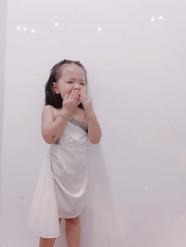 Cosplay giây phút đăng quang của hoa hậu Thùy Tiên, bé gái khiến dân mạng ôm bụng cười ngặt nghẽo - Ảnh 2.