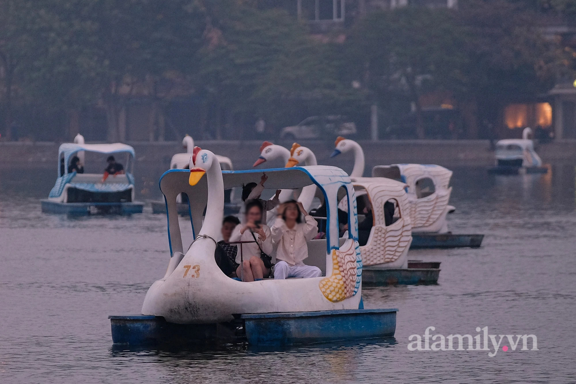 Hà Nội: Dòng người &quot;vội vàng&quot;... đi chơi cuối tuần như thể Tết đến Xuân mà quên TP mỗi ngày ghi nhận hàng trăm ca nhiễm  - Ảnh 7.