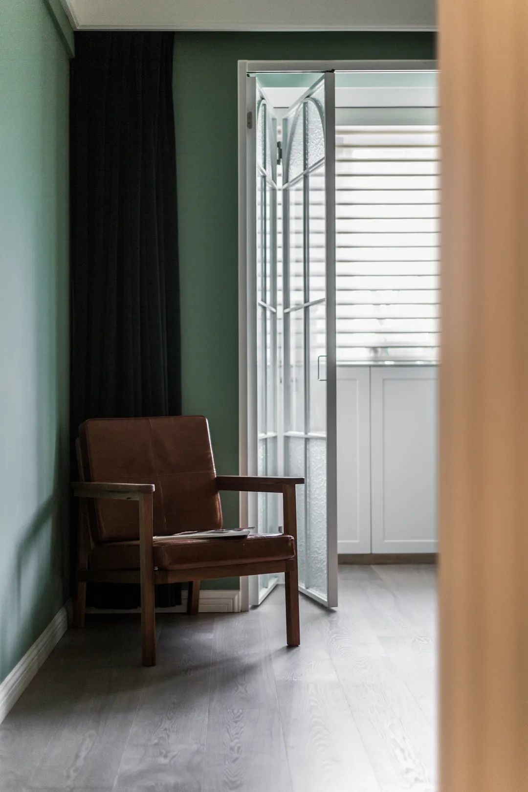 Pha trộn giữa hiện đại và hoài cổ, căn hộ 59 m2 đẹp mê ly với sắc xanh olive độc đáo - Ảnh 16.
