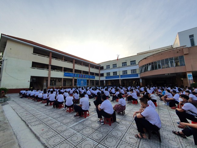 Hơn 100.000 học sinh TPHCM đến trường sau gần 8 tháng học trực tuyến - Ảnh 2.