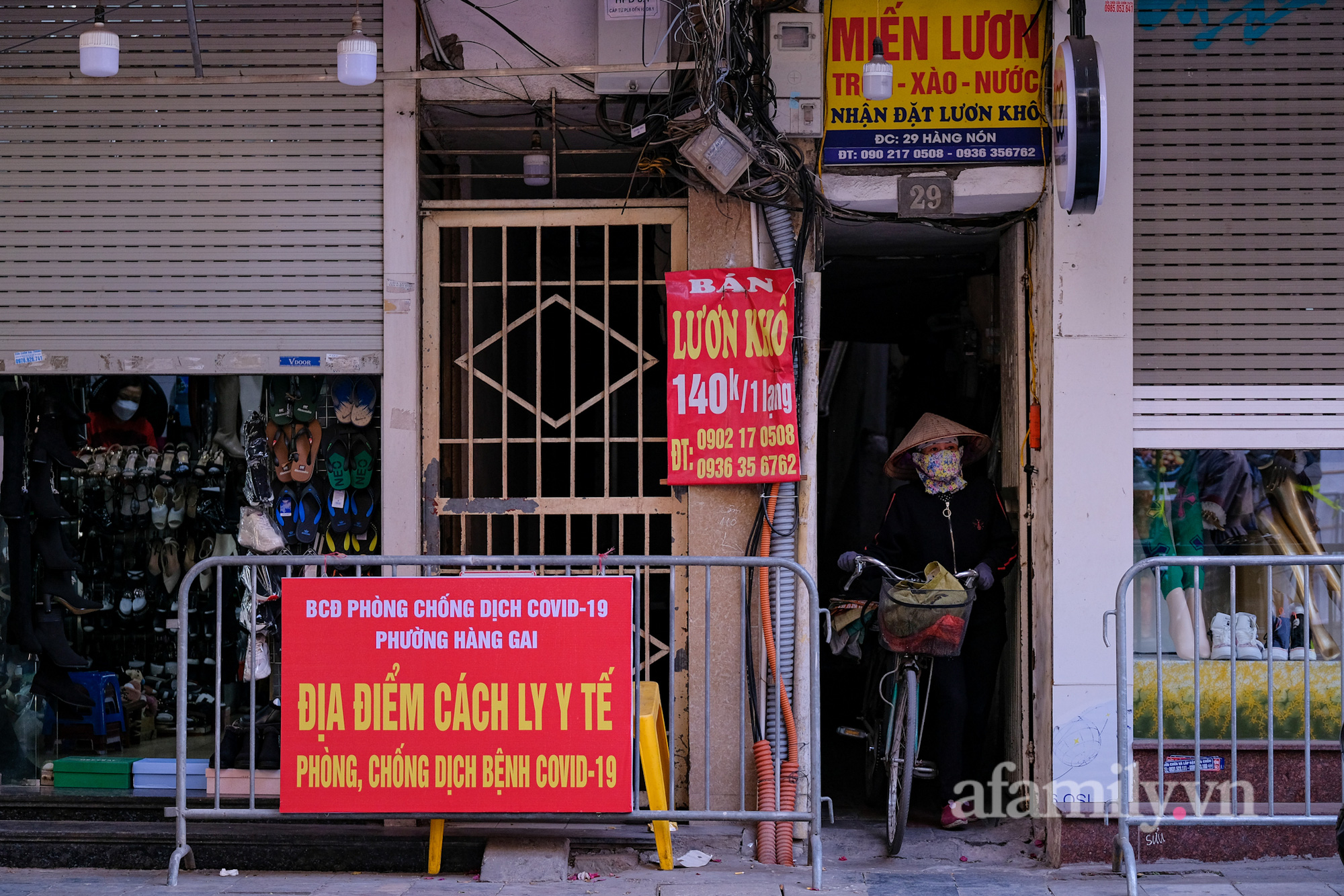 Những địa điểm tìm người liên quan F0 ở Hà Nội: Nơi &quot;cửa đóng then cài&quot;, nơi đón khách nhộn nhịp - Ảnh 8.