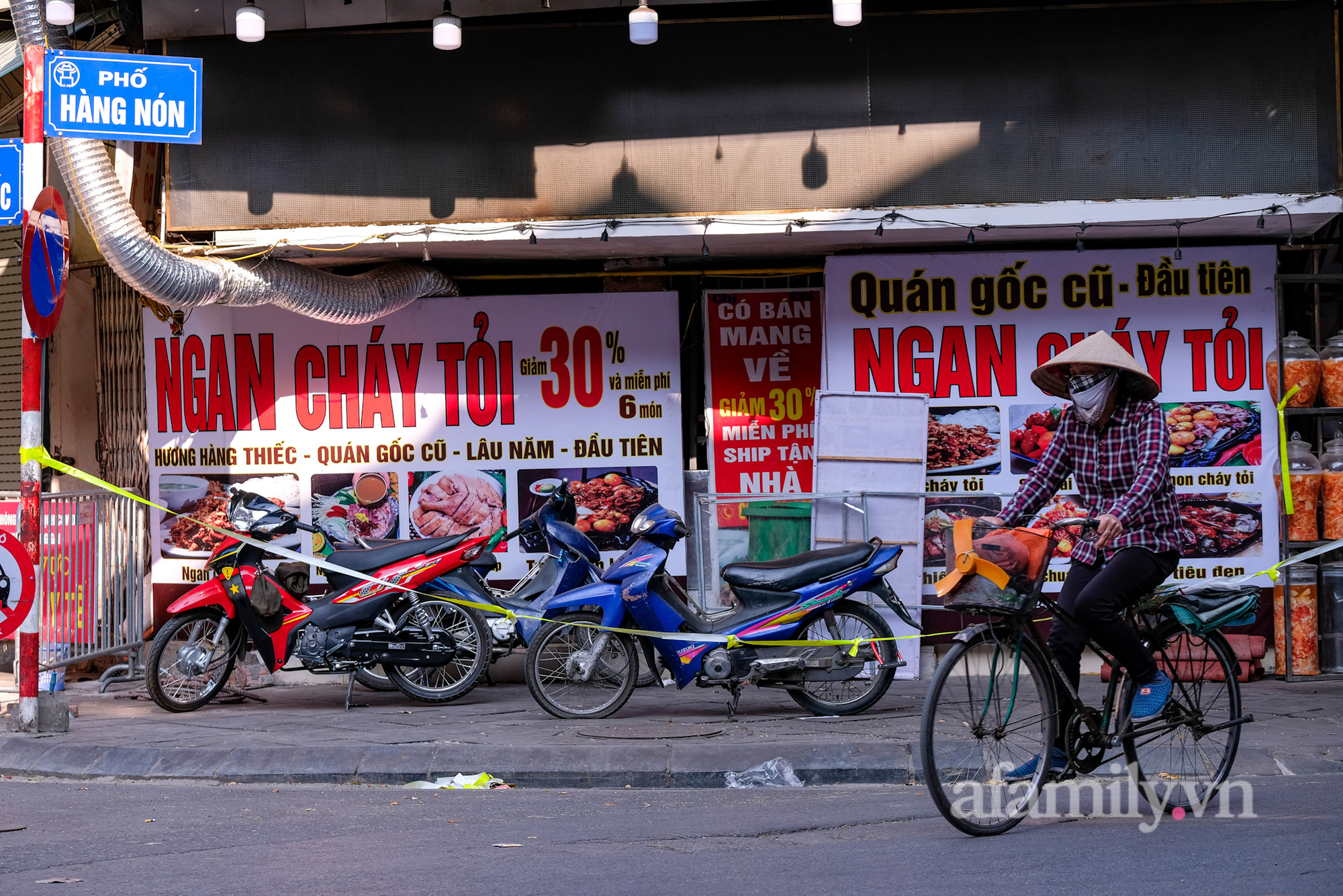 Những địa điểm tìm người liên quan F0 ở Hà Nội: Nơi &quot;cửa đóng then cài&quot;, nơi đón khách nhộn nhịp - Ảnh 7.