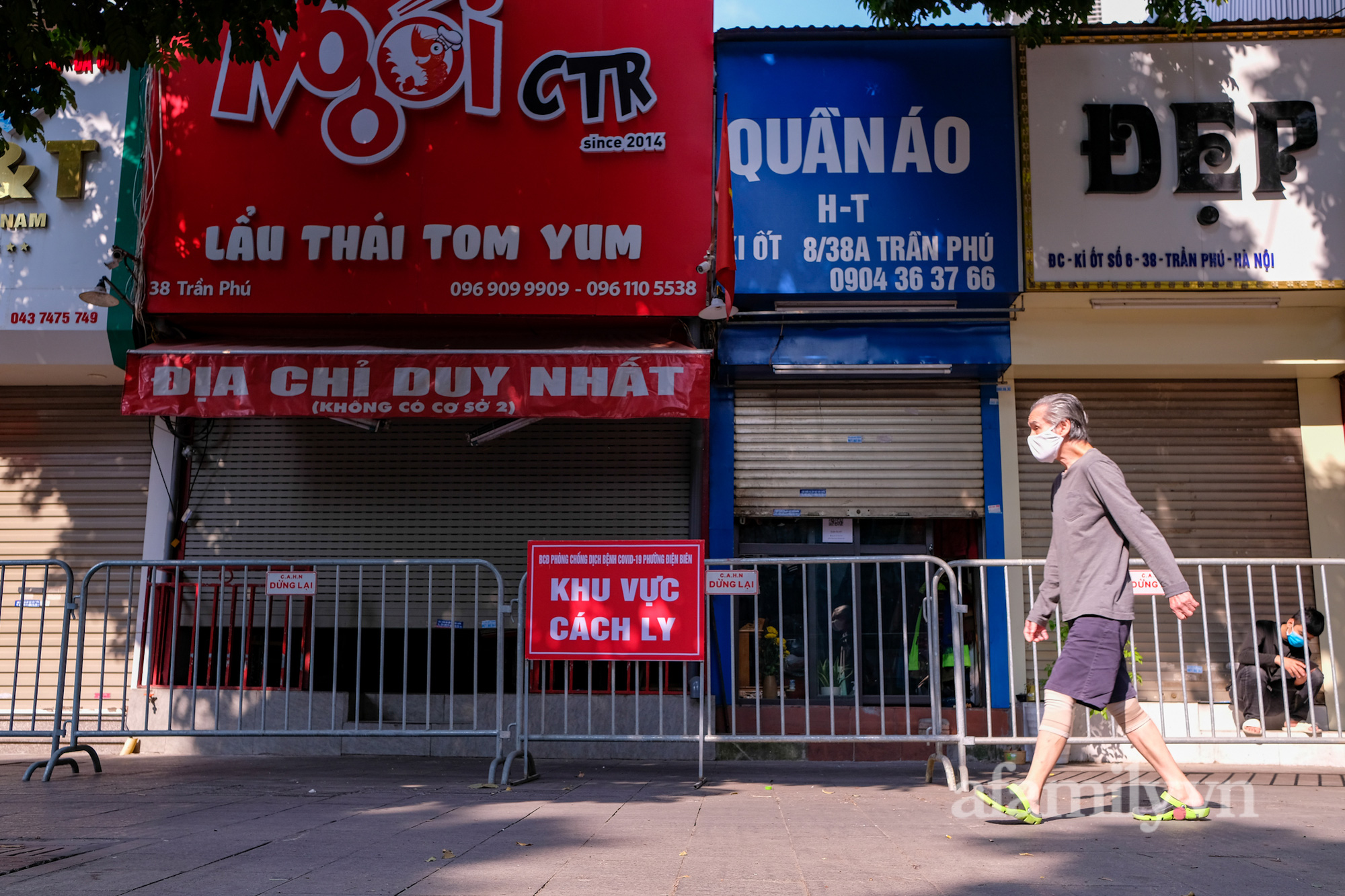 Những địa điểm tìm người liên quan F0 ở Hà Nội: Nơi &quot;cửa đóng then cài&quot;, nơi đón khách nhộn nhịp - Ảnh 5.