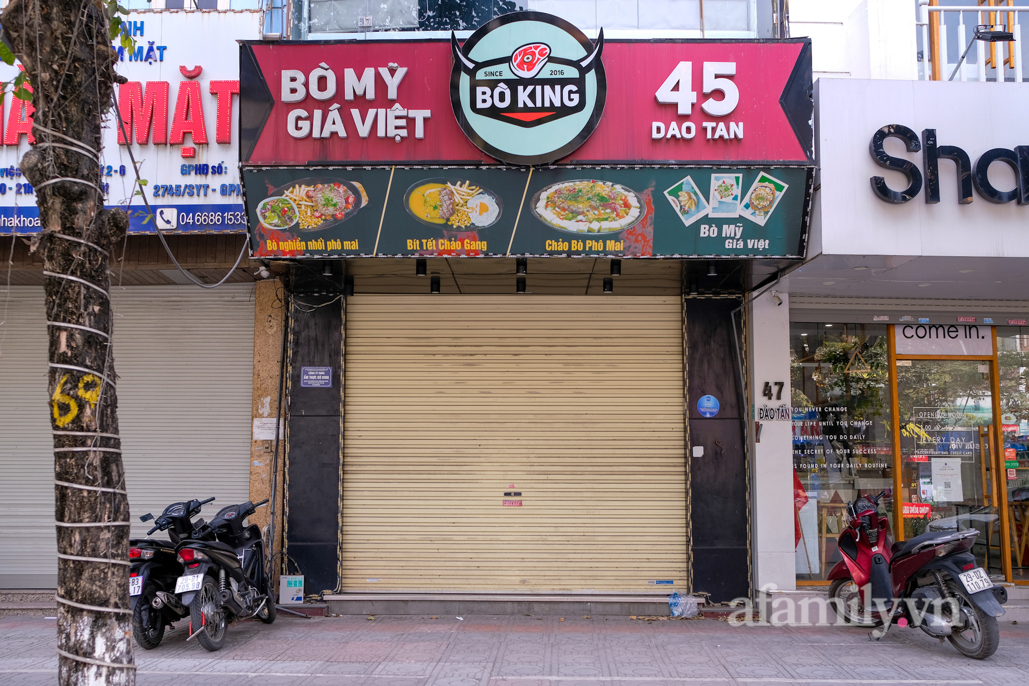Những địa điểm tìm người liên quan F0 ở Hà Nội: Nơi &quot;cửa đóng then cài&quot;, nơi đón khách nhộn nhịp - Ảnh 2.