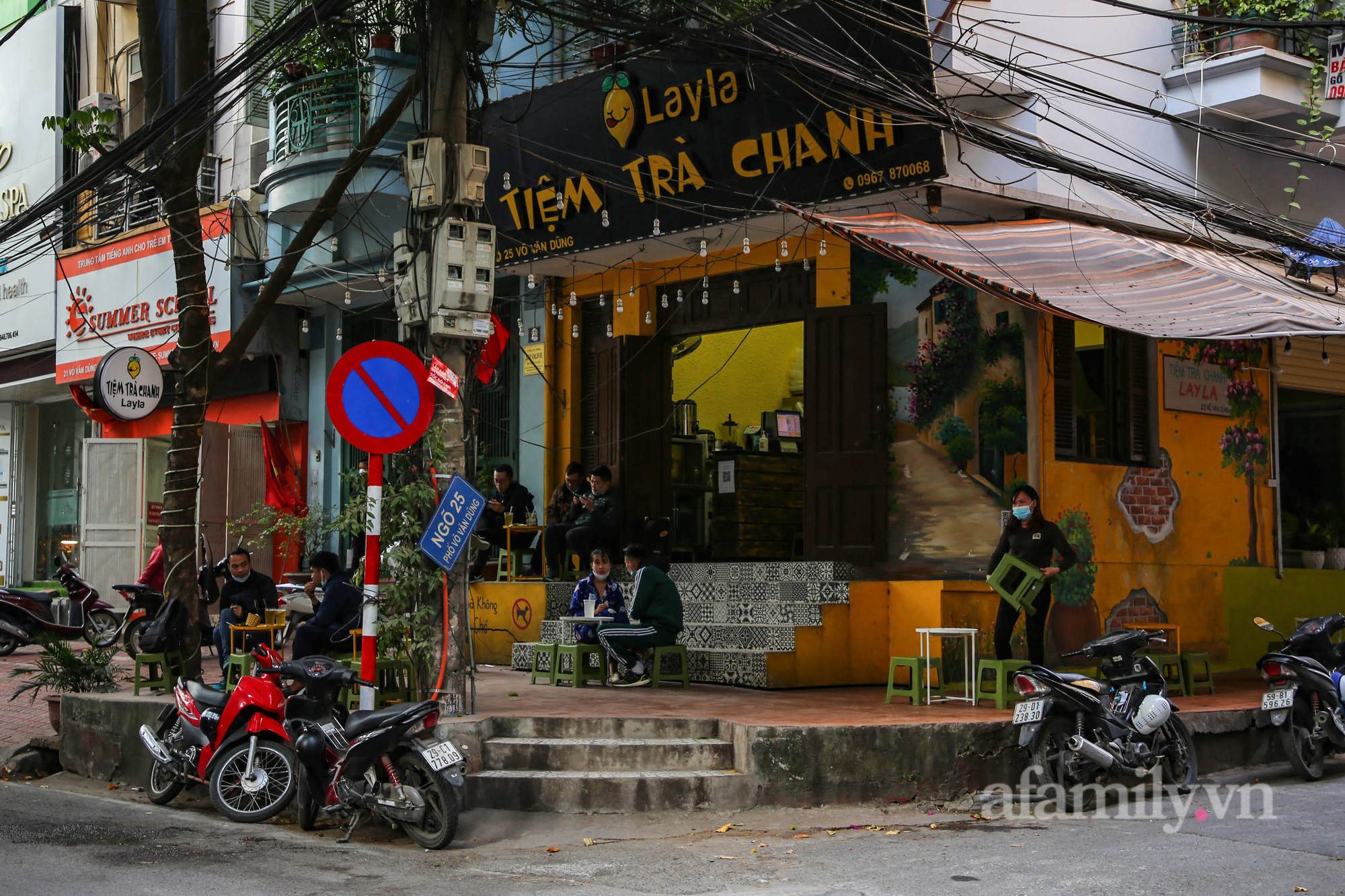 Hà Nội: Các cơ sở kinh doanh ăn uống ở quận &quot;vùng cam&quot; dừng nhận khách, hối hả đóng cửa - Ảnh 1.