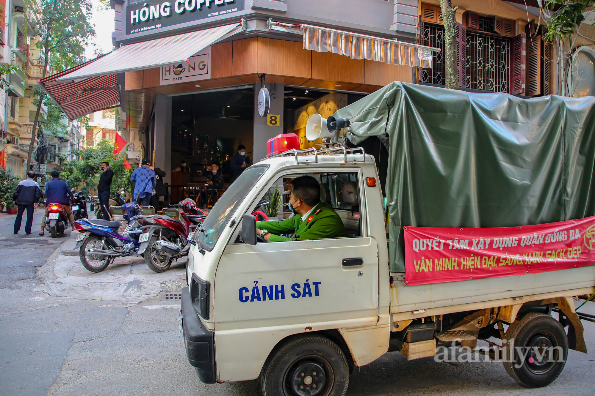 Hà Nội: Các cơ sở kinh doanh ăn uống ở quận &quot;vùng cam&quot; dừng nhận khách, hối hả đóng cửa - Ảnh 3.