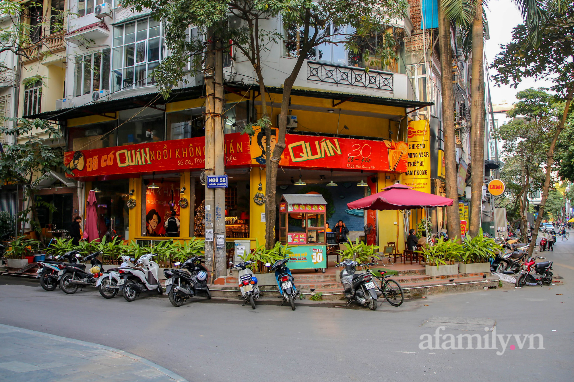 Hà Nội: Các cơ sở kinh doanh ăn uống ở quận &quot;vùng cam&quot; dừng nhận khách, hối hả đóng cửa - Ảnh 4.