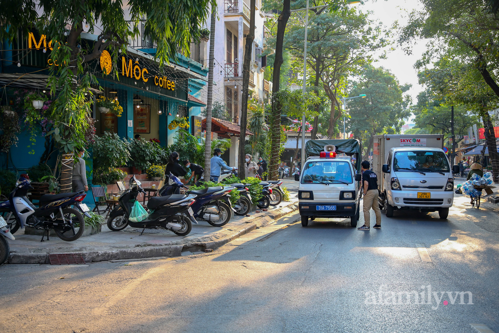 Hà Nội: Các cơ sở kinh doanh ăn uống ở quận &quot;vùng cam&quot; dừng nhận khách, hối hả đóng cửa - Ảnh 5.