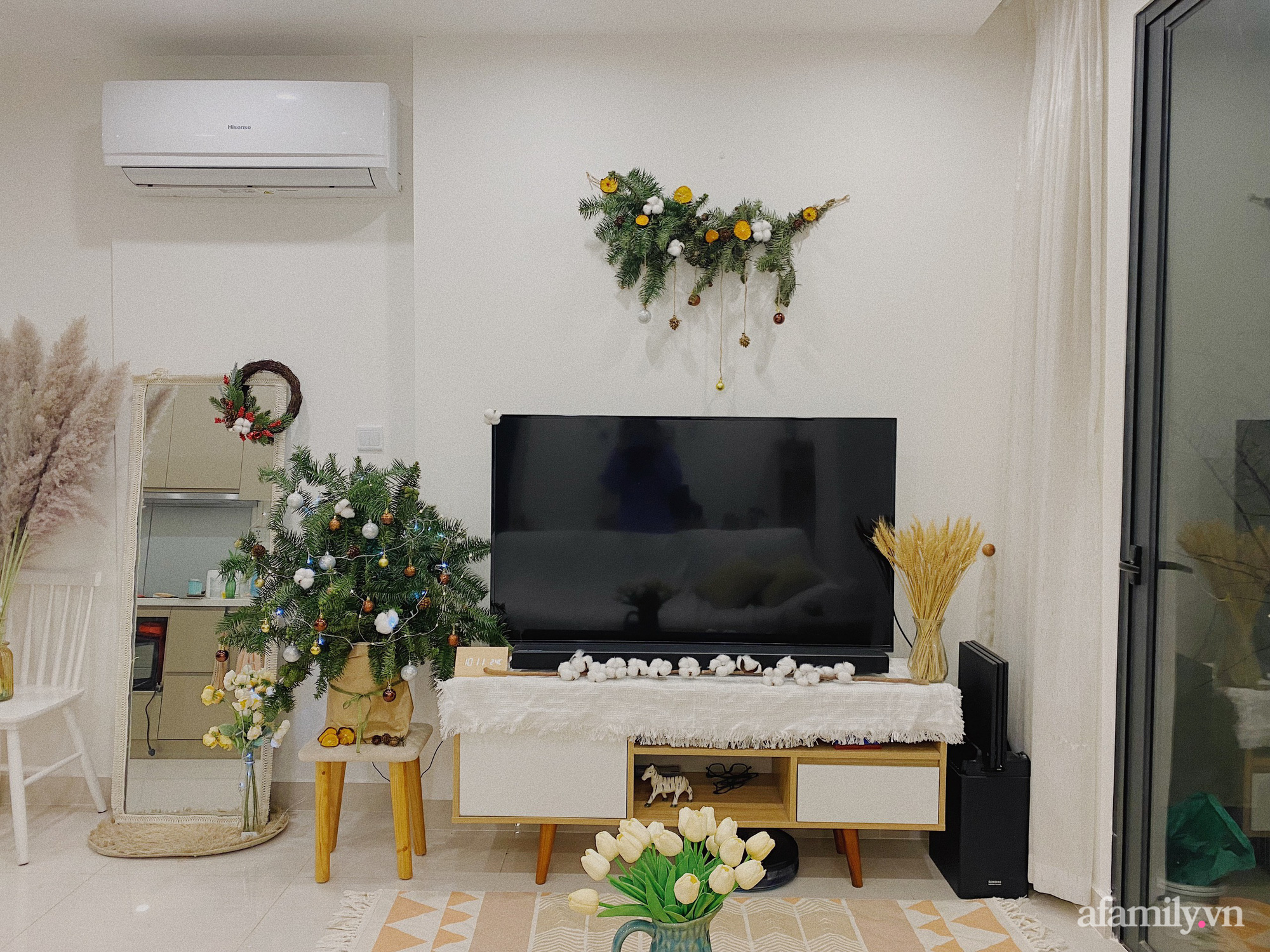 Chỉ bỏ ra hơn 100k mua cành thông, cô gái Hà Nội tận dùng đồ đạc biến nhà thành studo chụp ảnh Giáng sinh siêu xinh xắn - Ảnh 5.