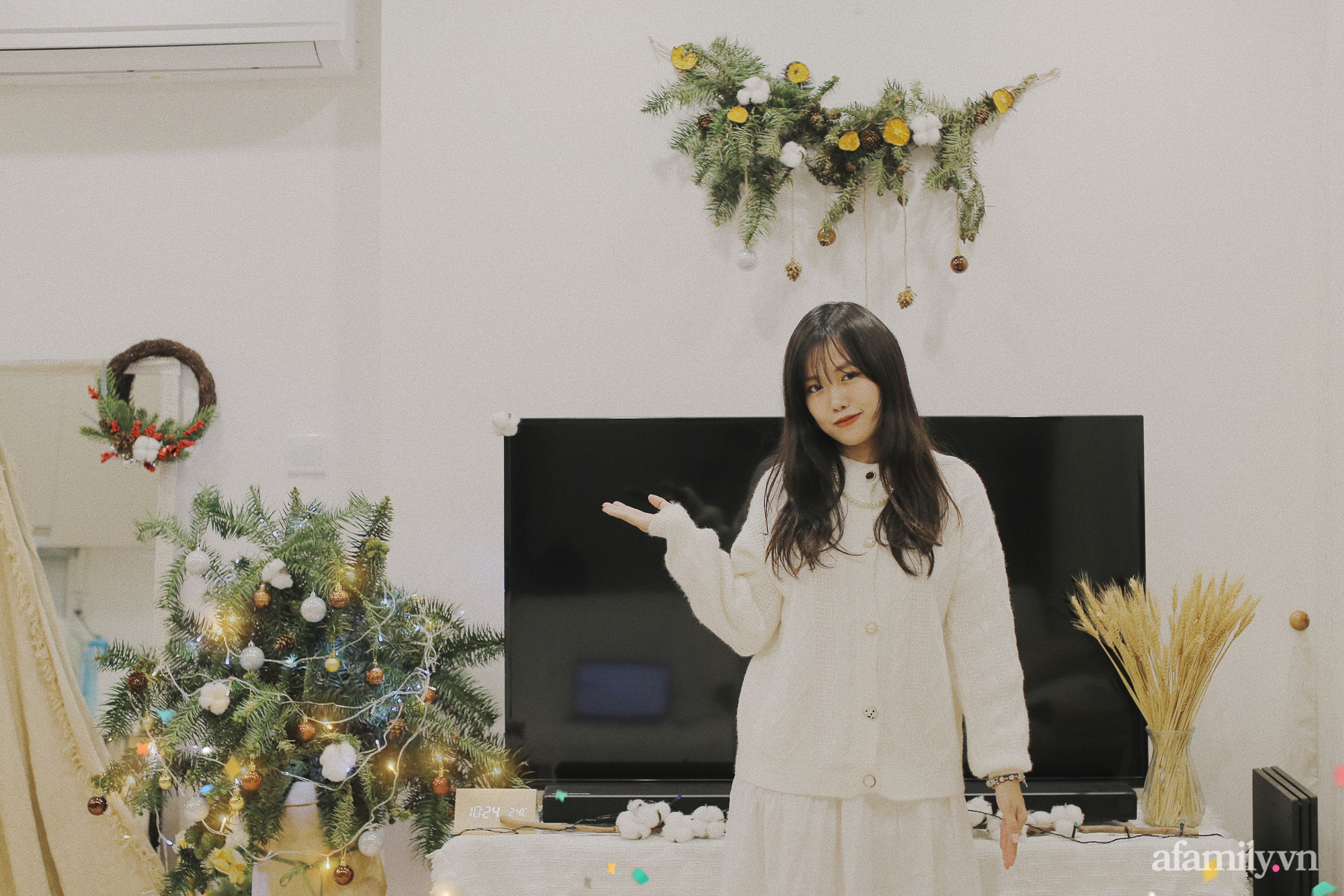 Chỉ bỏ ra hơn 100k mua cành thông, cô gái Hà Nội tận dùng đồ đạc biến nhà thành studo chụp ảnh Giáng sinh siêu xinh xắn - Ảnh 9.