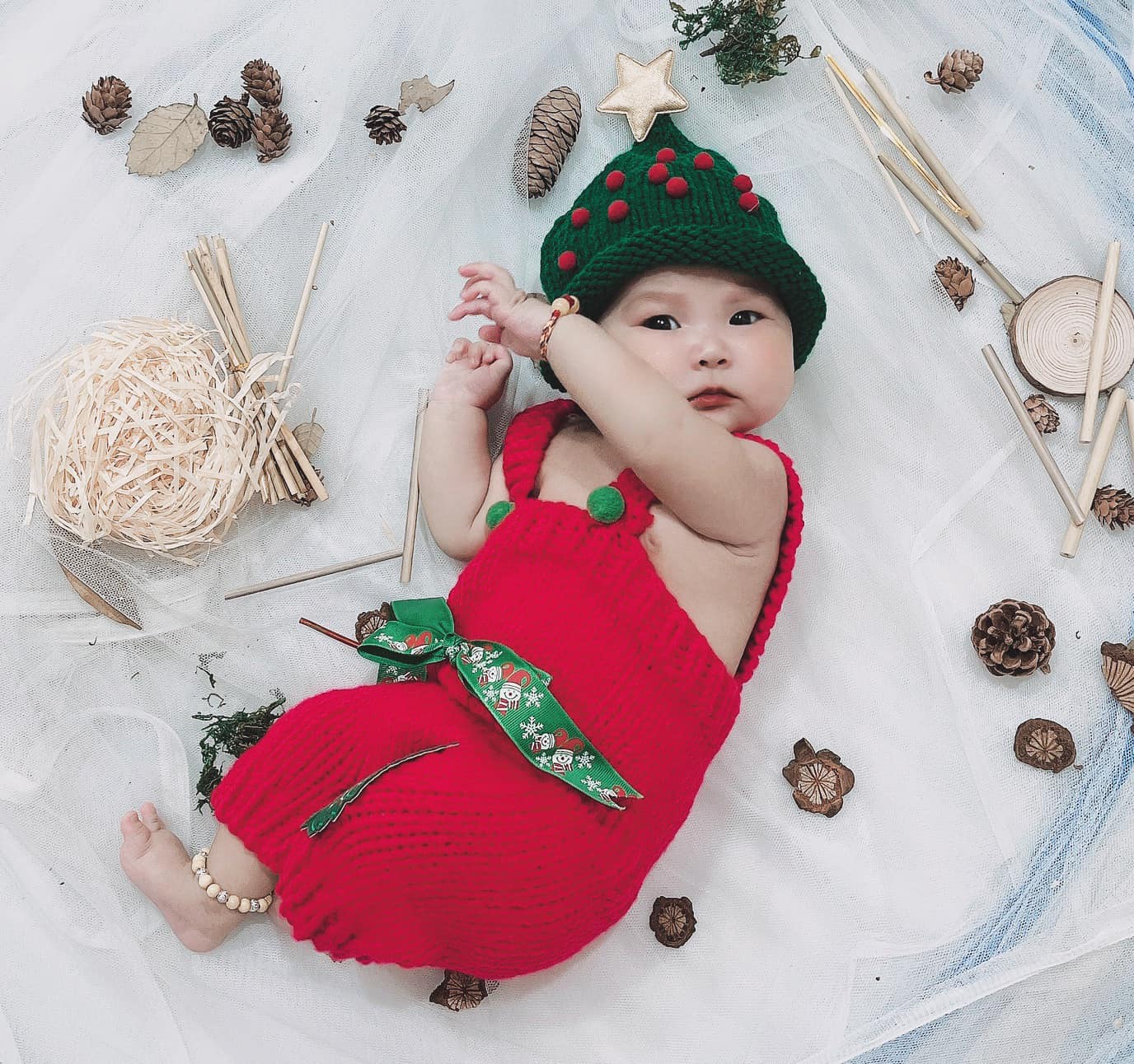 Ngắm những &quot;ông, bà già Noel nhí'' siêu dễ thương trong loạt bộ ảnh rực rỡ mùa Giáng sinh - Ảnh 6.