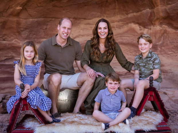 Bạn nghĩ Kate Middleton đeo chiếc vòng như đồ chơi này cho vui? Đây thực chất là chiêu nịnh khéo đấy! - Ảnh 1.