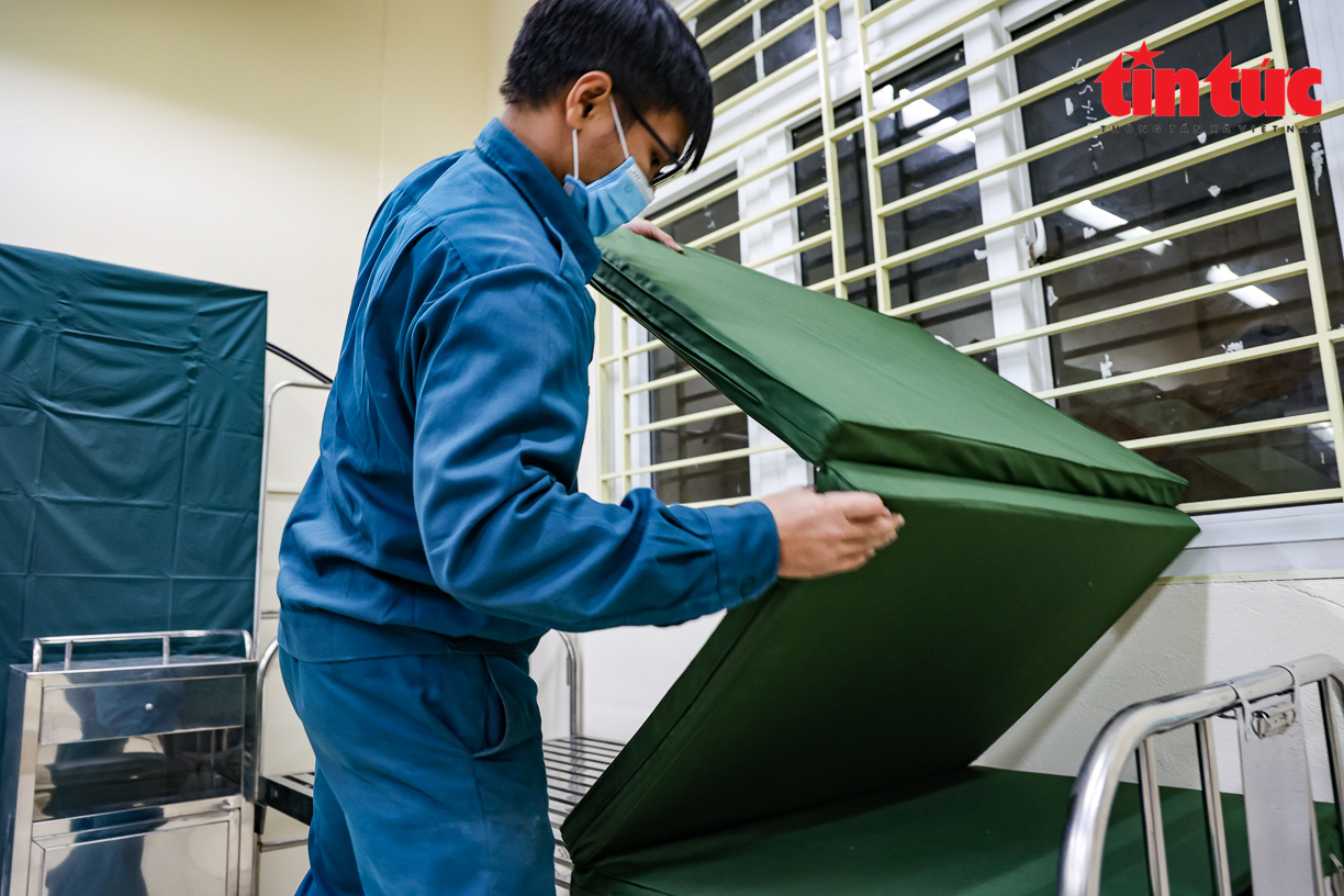 Xuyên đêm lắp ráp trạm y tế lưu động điều trị F0 tại Hà Nội - Ảnh 4. Xuyên đêm lắp ráp trạm y tế lưu động điều trị F0 tại Hà Nội - Ảnh 4.