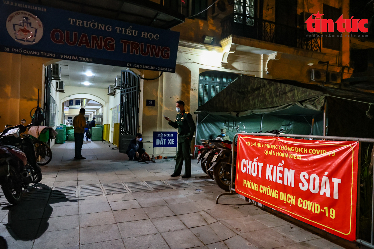 Xuyên đêm lắp ráp trạm y tế lưu động điều trị F0 tại Hà Nội - Ảnh 1. Xuyên đêm lắp ráp trạm y tế lưu động điều trị F0 tại Hà Nội - Ảnh 1.