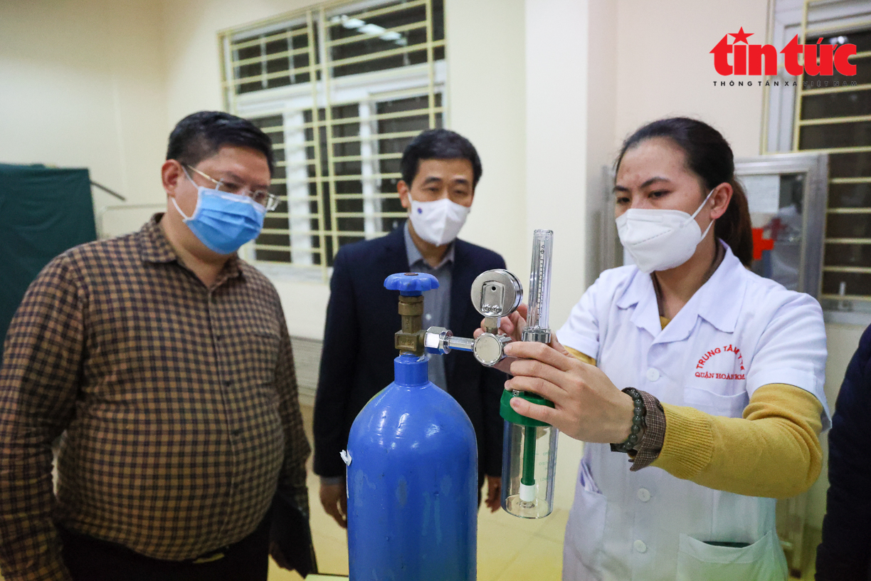 Xuyên đêm lắp ráp trạm y tế lưu động điều trị F0 tại Hà Nội - Ảnh 9. Xuyên đêm lắp ráp trạm y tế lưu động điều trị F0 tại Hà Nội - Ảnh 9.