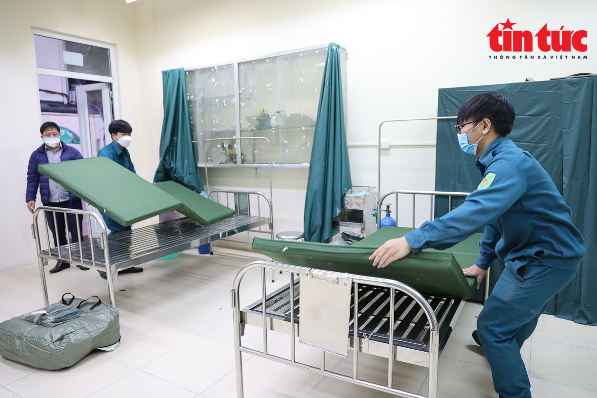 Xuyên đêm lắp ráp trạm y tế lưu động điều trị F0 tại Hà Nội - Ảnh 5. Xuyên đêm lắp ráp trạm y tế lưu động điều trị F0 tại Hà Nội - Ảnh 5.