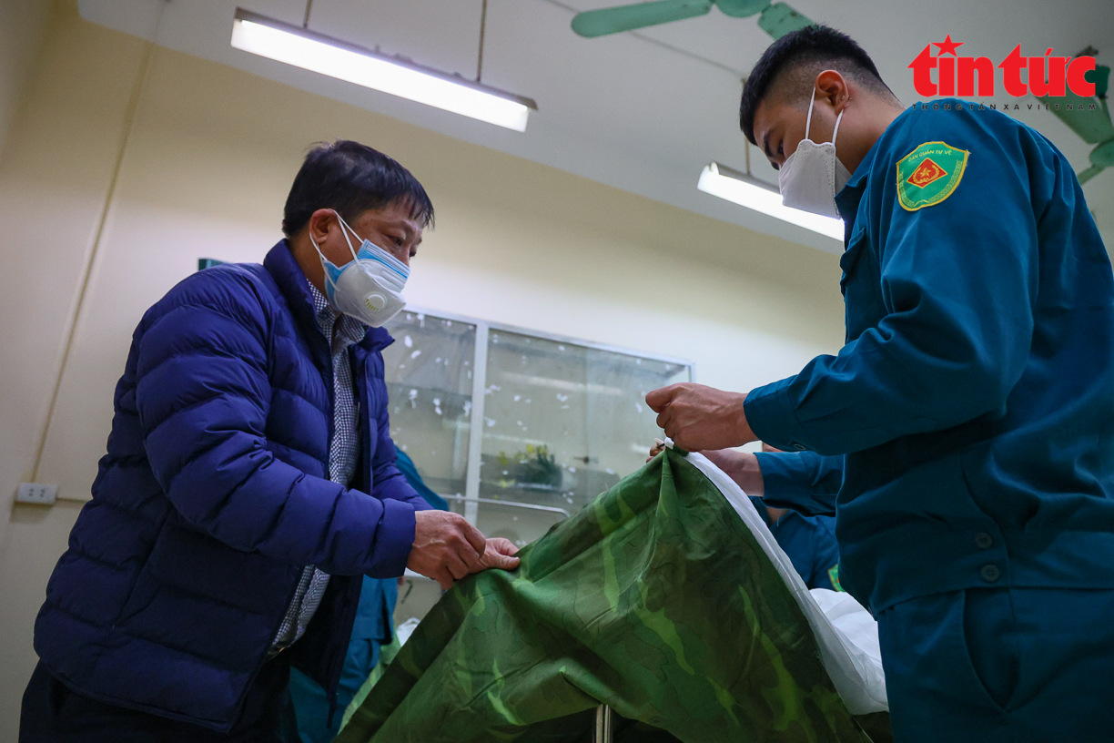 Xuyên đêm lắp ráp trạm y tế lưu động điều trị F0 tại Hà Nội - Ảnh 7. Xuyên đêm lắp ráp trạm y tế lưu động điều trị F0 tại Hà Nội - Ảnh 7.
