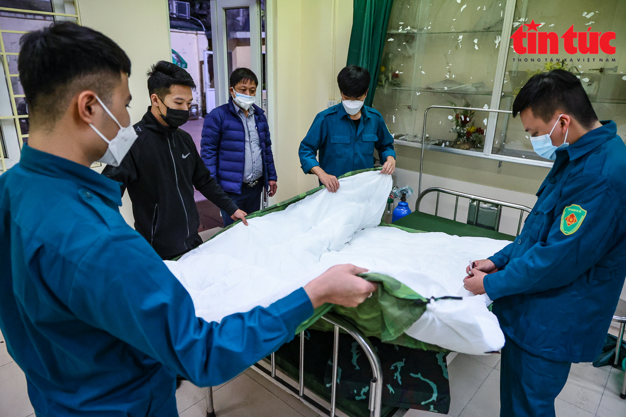 Xuyên đêm lắp ráp trạm y tế lưu động điều trị F0 tại Hà Nội - Ảnh 6. Xuyên đêm lắp ráp trạm y tế lưu động điều trị F0 tại Hà Nội - Ảnh 6.