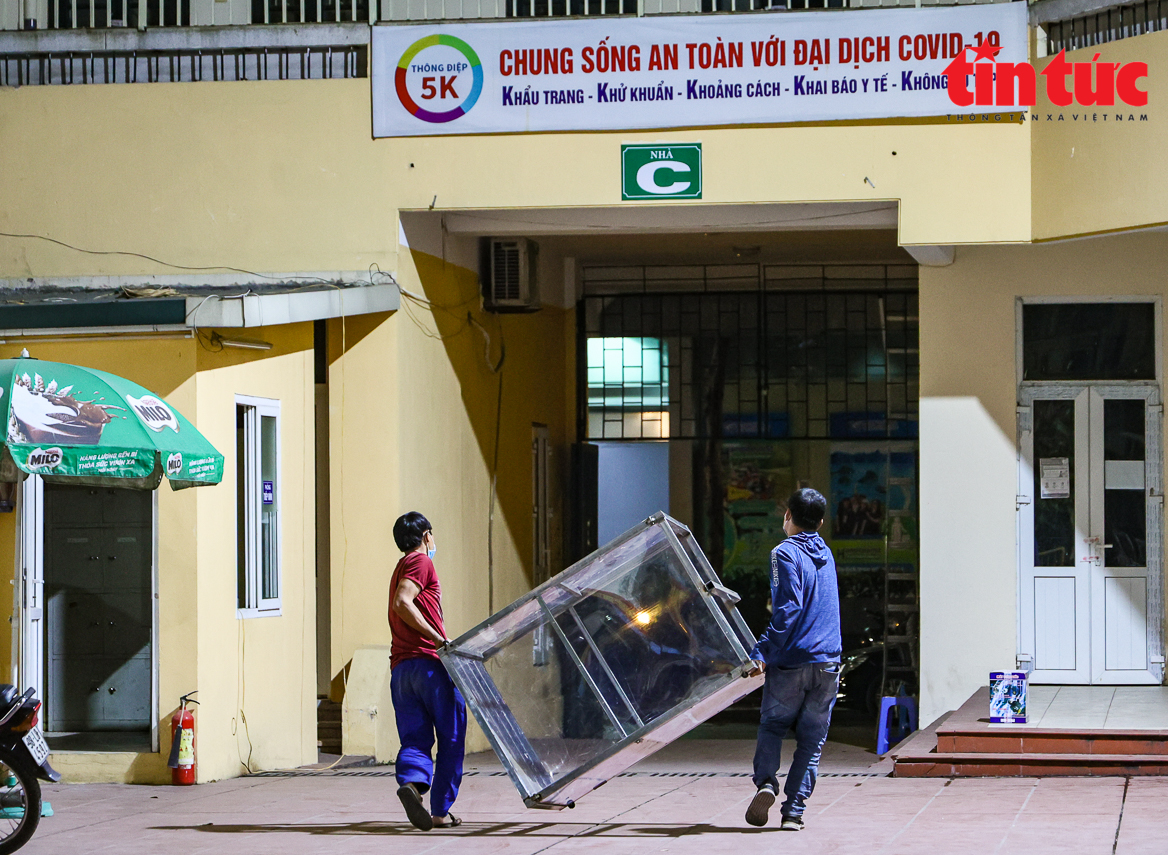 Xuyên đêm lắp ráp trạm y tế lưu động điều trị F0 tại Hà Nội - Ảnh 11. Xuyên đêm lắp ráp trạm y tế lưu động điều trị F0 tại Hà Nội - Ảnh 11.