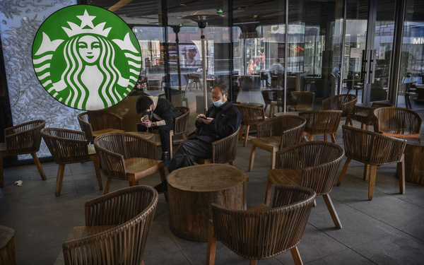 Starbucks dính phốt chấn động: Nhân viên bị bắt quả tang đang thay hạn sử dụng ca cao, socola, 5.400 cửa hàng tại Trung Quốc bị điều tra - Ảnh 1.