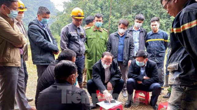 Chủ tịch tỉnh Bắc Kạn chỉ đạo giải cứu 2 người đi tìm vàng mắc kẹt 6 ngày trong hang - Ảnh 2.