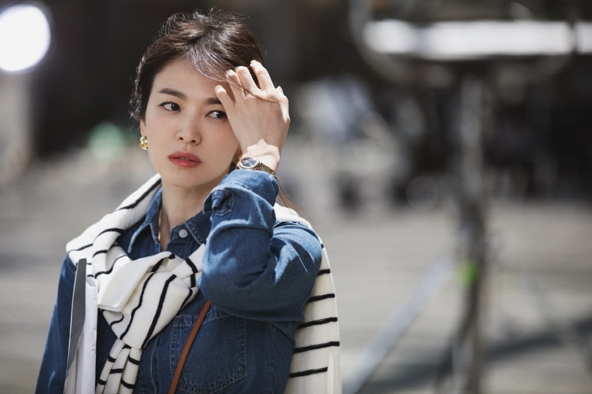Ghim ngay 8 cách diện sơ mi denim còn sang xịn hơn cả Song Hye Kyo trong phim mới - Ảnh 2.