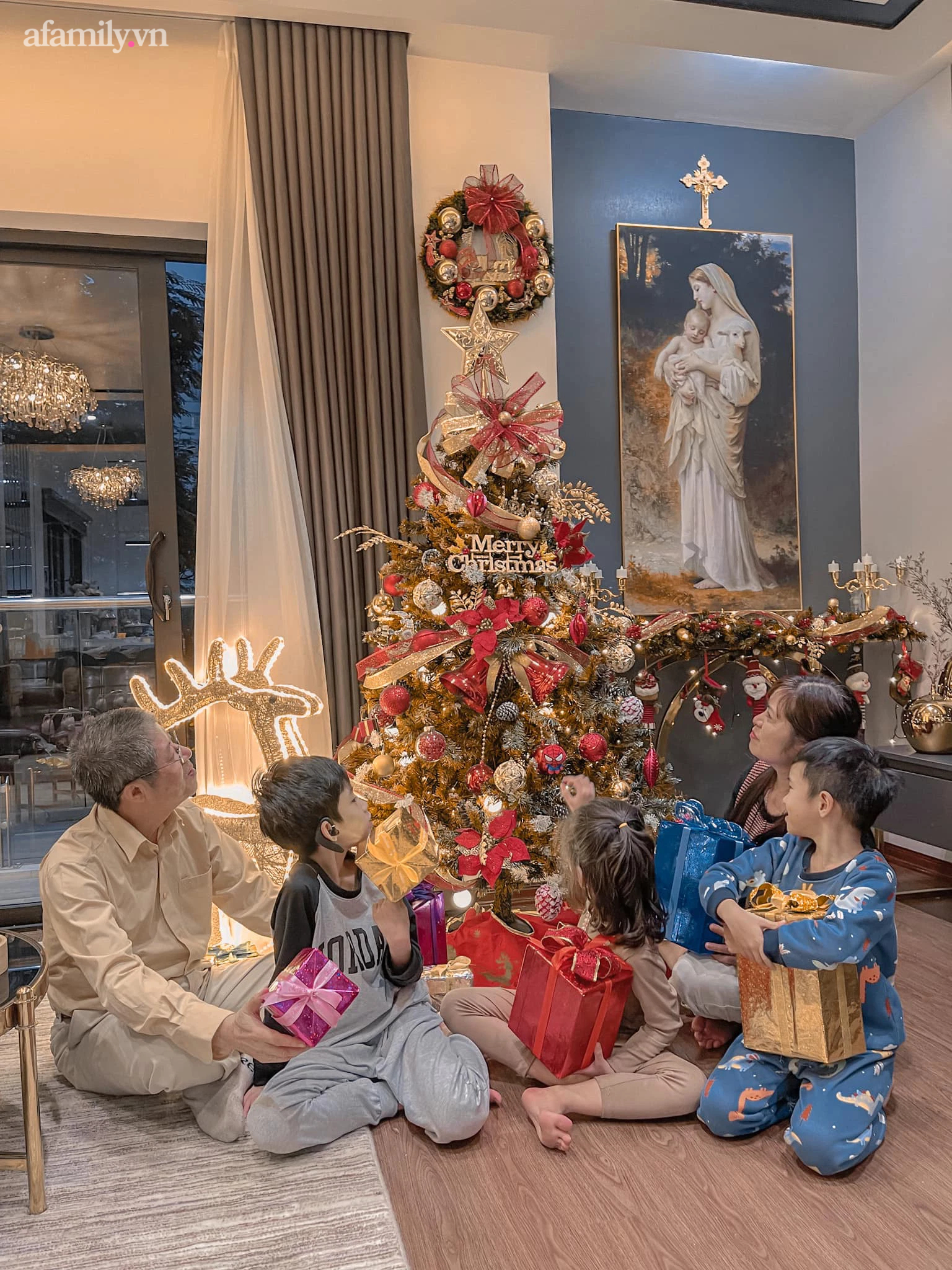 Trang trí nhà đón Giáng sinh ấm cúng của gia đình 3 thế hệ ở Hà Nội, chi phí 10 triệu đồng - Ảnh 10.